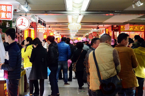 東陽中國木雕城里人頭攢動(dòng)，客流量很大（資料圖）