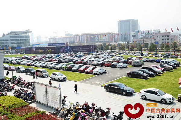 東陽中國木雕城二期A區(qū)市場(chǎng)前停車場(chǎng)停滿了車輛，采購商絡(luò)繹不絕（資料圖）