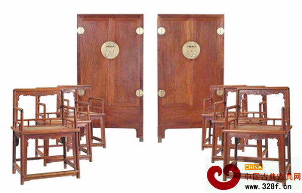 嘉德2015年香港拍賣會上明晚黃花梨木一對方角柜和成套六件玫瑰椅 嘉德2015年香港拍賣會上明晚黃花梨木一對方角柜和成套六件玫瑰椅