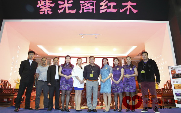 紫光閣紅木總經(jīng)理牛大順(中)和他的團(tuán)隊(duì) 紫光閣紅木總經(jīng)理牛大順(中)和他的團(tuán)隊(duì)
