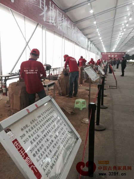 “藝鼎杯”中國木雕現(xiàn)場創(chuàng)作大賽現(xiàn)場,各位選手正在專心創(chuàng)作 “藝鼎杯”中國木雕現(xiàn)場創(chuàng)作大賽現(xiàn)場,各位選手正在專心創(chuàng)作