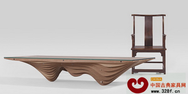 流暢線條的茶桌與一把明式座椅展開了時空上的對話 流暢線條的茶桌與一把明式座椅展開了時空上的對話