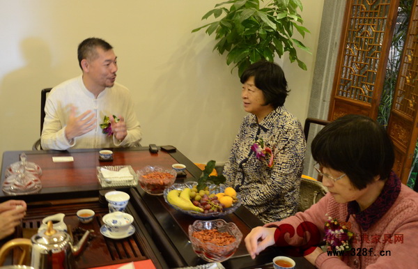 活動(dòng)結(jié)束后,開國元?jiǎng)踪R龍之女賀曉明(中)、陳云之女陳偉華(右)與紅博城董事長林孟禮交流 活動(dòng)結(jié)束后,開國元?jiǎng)踪R龍之女賀曉明(中)、陳云之女陳偉華(右)與紅博城董事長林孟禮交流