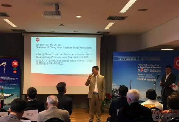 紅古軒總經(jīng)理吳赤宇在米蘭的海外推廣會上發(fā)言 紅古軒總經(jīng)理吳赤宇在米蘭的海外推廣會上發(fā)言