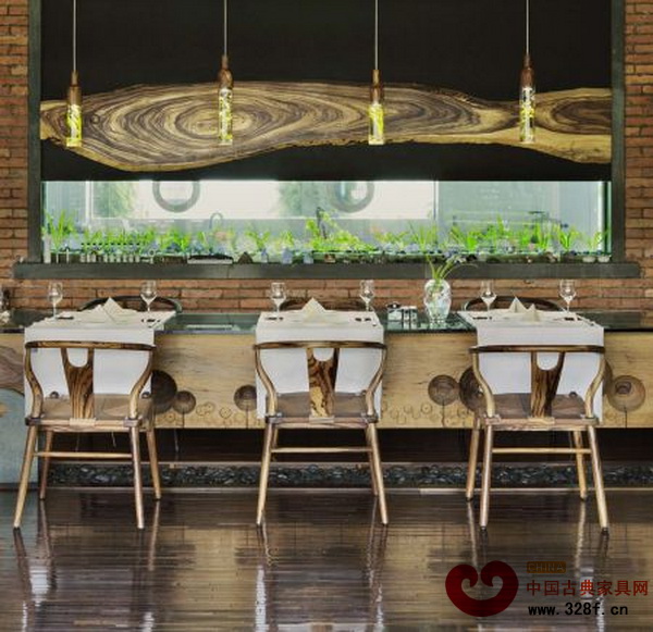 澳珀溫州大宅的室內(nèi)設計及陳設家具皆出自朱小杰之手 澳珀溫州大宅的室內(nèi)設計及陳設家具皆出自朱小杰之手