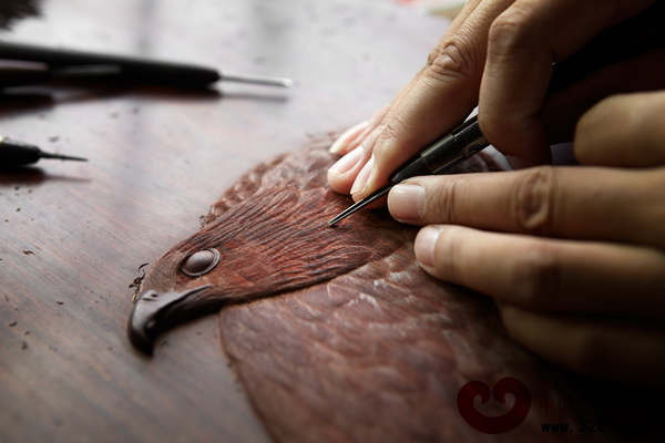 泰和園獨(dú)創(chuàng)絲翎檀雕技法