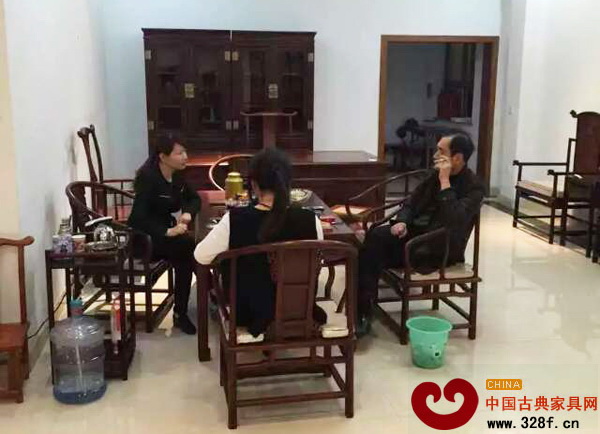 活動(dòng)當(dāng)天，萬事紅營(yíng)銷人員和意向客戶進(jìn)行洽談