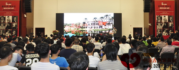 現(xiàn)場座無虛席,在場觀眾紛紛仔細聆聽 現(xiàn)場座無虛席,在場觀眾紛紛仔細聆聽