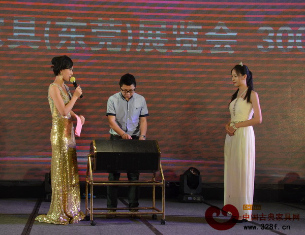 2015家居行業(yè)聯(lián)歡晚會(huì)上的抽獎(jiǎng)活動(dòng)讓在場(chǎng)觀眾異常興奮 2015家居行業(yè)聯(lián)歡晚會(huì)上的抽獎(jiǎng)活動(dòng)讓在場(chǎng)觀眾異常興奮