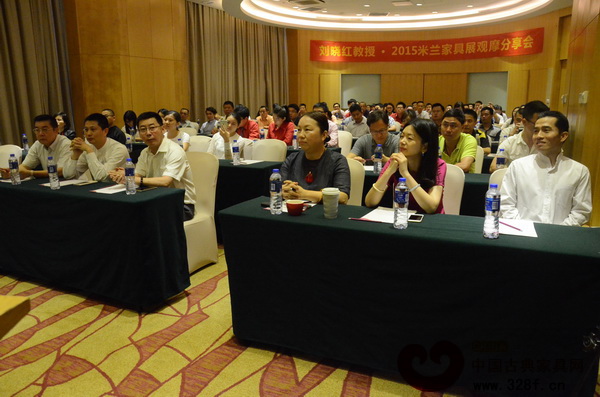 來(lái)自廣東各地的商會(huì)及協(xié)會(huì)領(lǐng)導(dǎo)、行業(yè)精英歡聚一堂,共同探討米蘭家具展上的新思路 來(lái)自廣東各地的商會(huì)及協(xié)會(huì)領(lǐng)導(dǎo)、行業(yè)精英歡聚一堂,共同探討米蘭家具展上的新思路