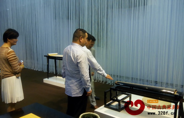 參觀者駐足欣賞《竹林七賢》作品 參觀者駐足欣賞《竹林七賢》作品