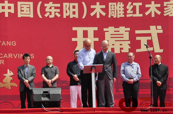 浙商建業(yè)執(zhí)行總裁王國(guó)光(前排左)與淘寶營(yíng)銷產(chǎn)品事業(yè)部總監(jiān)盧維興進(jìn)行東陽中國(guó)木雕城入駐淘寶拍賣合作簽約 浙商建業(yè)執(zhí)行總裁王國(guó)光(前排左)與淘寶營(yíng)銷產(chǎn)品事業(yè)部總監(jiān)盧維興進(jìn)行東陽中國(guó)木雕城入駐淘寶拍賣合作簽約