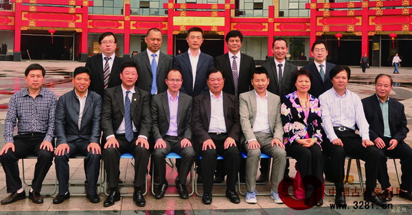 復(fù)星集團(tuán)、富春控股集團(tuán)、阿里巴巴、美特斯邦威集團(tuán)、杉杉集團(tuán)、新光控股集團(tuán)、橫店東磁等企業(yè)負(fù)責(zé)人在東陽中國(guó)木雕城門口合影 復(fù)星集團(tuán)、富春控股集團(tuán)、阿里巴巴、美特斯邦威集團(tuán)、杉杉集團(tuán)、新光控股集團(tuán)、橫店東磁等企業(yè)負(fù)責(zé)人在東陽中國(guó)木雕城門口合影