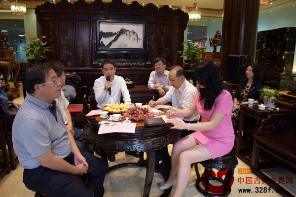 中國(guó)家具協(xié)會(huì)傳統(tǒng)家具專業(yè)委員會(huì)主席團(tuán)主席鄧雪松在沙龍活動(dòng)中講述了紅木家具的文化與收藏 中國(guó)家具協(xié)會(huì)傳統(tǒng)家具專業(yè)委員會(huì)主席團(tuán)主席鄧雪松在沙龍活動(dòng)中講述了紅木家具的文化與收藏