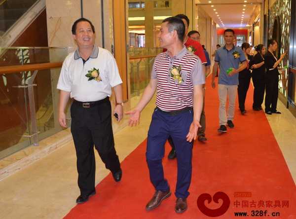 盈聯(lián)匯董事蕭子軒陪同沙溪鎮(zhèn)黨委書記周小川(左)參觀盈聯(lián)匯國際家具廣場紅木精品館 盈聯(lián)匯董事蕭子軒陪同沙溪鎮(zhèn)黨委書記周小川(左)參觀盈聯(lián)匯國際家具廣場紅木精品館
