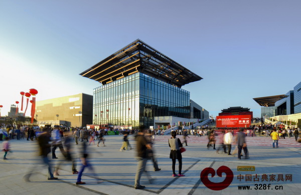 2014世界工藝文化節(jié)期間,會(huì)場(chǎng)上人影流動(dòng) 2014世界工藝文化節(jié)期間,會(huì)場(chǎng)上人影流動(dòng)