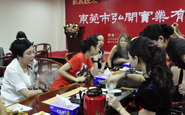 戴為紅木團(tuán)隊(duì)為發(fā)展促進(jìn)會(huì)女企業(yè)家們展示茶道藝術(shù) 戴為紅木團(tuán)隊(duì)為發(fā)展促進(jìn)會(huì)女企業(yè)家們展示茶道藝術(shù)
