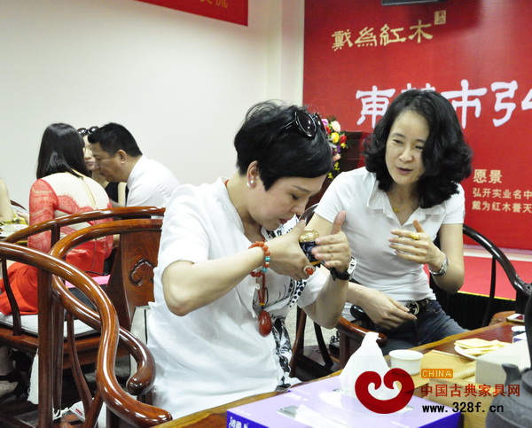 除了茶道交流外,還舉行了香道交流,女將們認(rèn)真學(xué)習(xí)聞香、品香 除了茶道交流外,還舉行了香道交流,女將們認(rèn)真學(xué)習(xí)聞香、品香