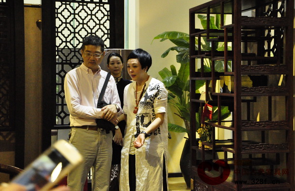 唐紅女士與白洪海老師在交流鑒賞戴為紅木臻品家具 唐紅女士與白洪海老師在交流鑒賞戴為紅木臻品家具