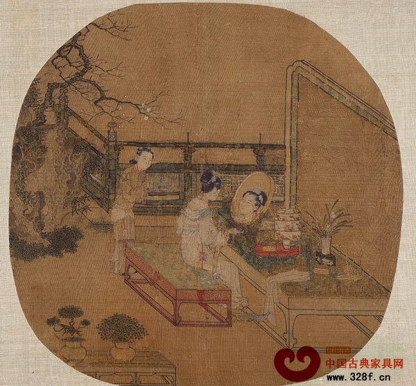 從古畫中可見,女子對(duì)鏡梳妝,鏡臺(tái)與套奩分別置于桌子上 從古畫中可見,女子對(duì)鏡梳妝,鏡臺(tái)與套奩分別置于桌子上