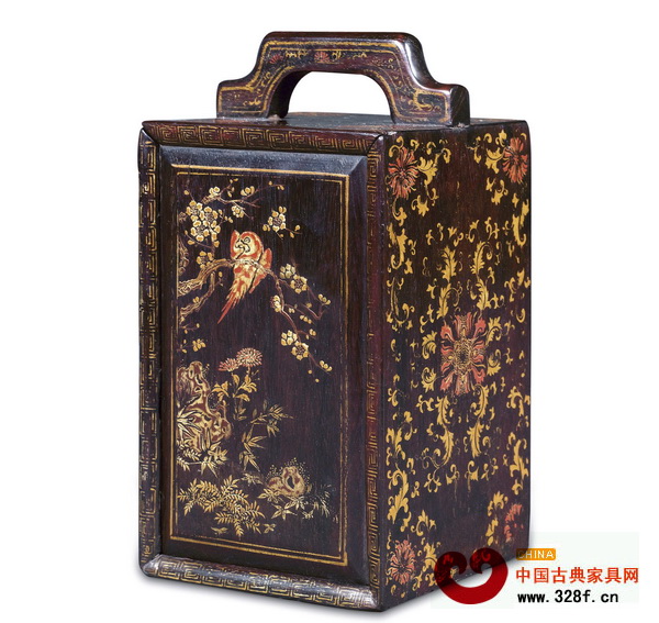明清時(shí)期,紫檀等珍貴木材制作的梳妝匣開始流行(圖為清雍正紫檀描金花鳥紋奩盒) 明清時(shí)期,紫檀等珍貴木材制作的梳妝匣開始流行(圖為清雍正紫檀描金花鳥紋奩盒)