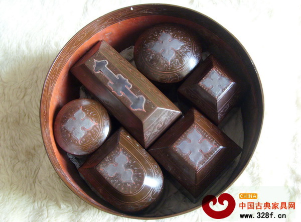 西漢六子漆奩盒,六個(gè)奩盒分別用來裝胭脂、梳篦首飾等 西漢六子漆奩盒,六個(gè)奩盒分別用來裝胭脂、梳篦首飾等