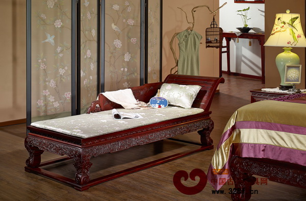 于臥室一隅置上一張美人榻,閑暇時品茗賞景,頗有情調。(深圳友聯(lián)·為家供圖) 于臥室一隅置上一張美人榻,閑暇時品茗賞景,頗有情調。(深圳友聯(lián)·為家供圖)