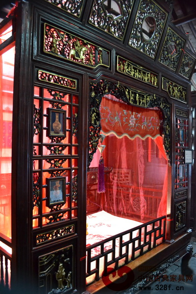 小姐床搭配紅羅帳,別具韻味 小姐床搭配紅羅帳,別具韻味