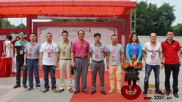 中山市紅木古典家具學會名譽理事長蔡澤強、執(zhí)行理事長林偉華與部分會員企業(yè)出席本次盛會 中山市紅木古典家具學會名譽理事長蔡澤強、執(zhí)行理事長林偉華與部分會員企業(yè)出席本次盛會