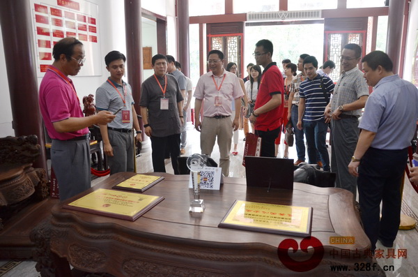 學會部分會員企業(yè)在萬盛宇紅木參觀學習 學會部分會員企業(yè)在萬盛宇紅木參觀學習