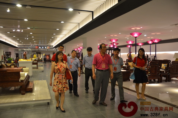 在友聯(lián)·為家展廳內(nèi)大家頻頻駐足 在友聯(lián)·為家展廳內(nèi)大家頻頻駐足