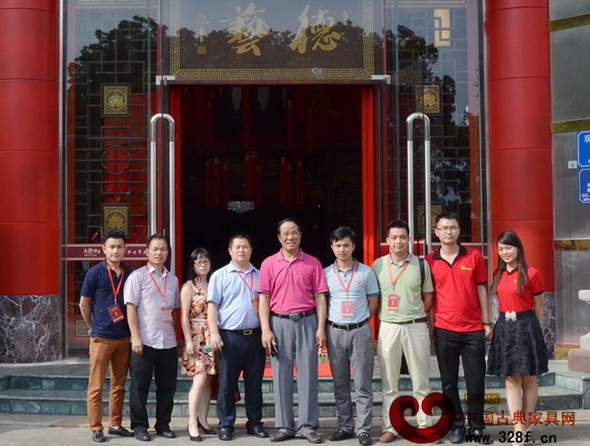 學會部分會員企業(yè)在美聯(lián)家私展館前合影留念 學會部分會員企業(yè)在美聯(lián)家私展館前合影留念