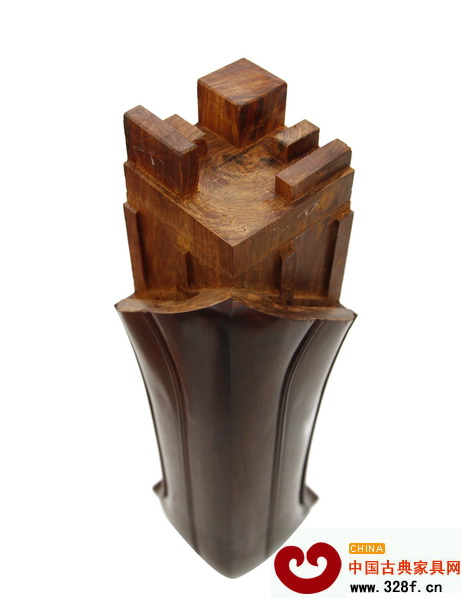 魯班木藝十分注重紅木家具中每一個榫頭的功能 魯班木藝十分注重紅木家具中每一個榫頭的功能