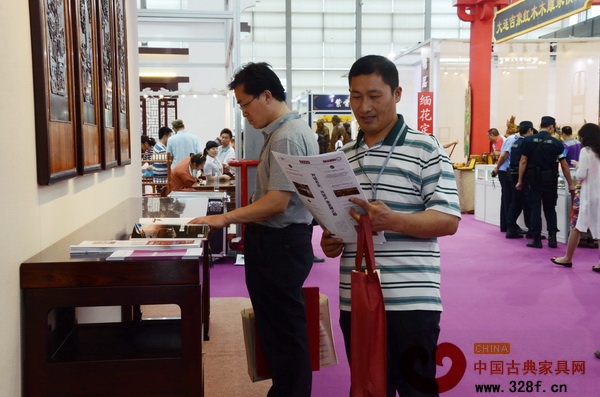 參展者翻閱大涌紅木報,并頻頻贊賞 參展者翻閱大涌紅木報,并頻頻贊賞