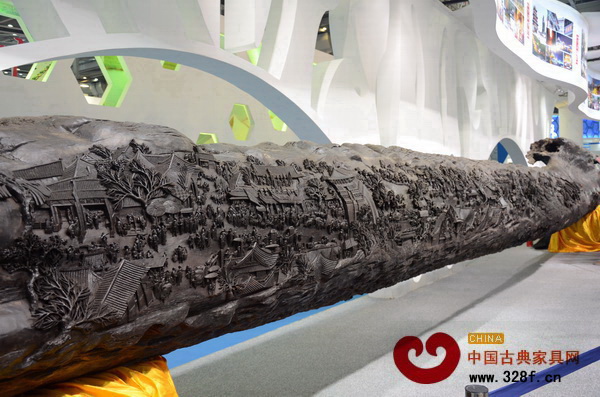 河南館展出的長(zhǎng)達(dá)27.5米的巨龍烏木根藝清明上河 河南館展出的長(zhǎng)達(dá)27.5米的巨龍烏木根藝清明上河