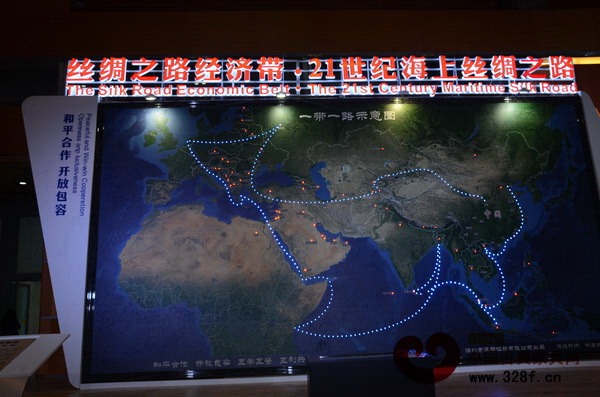 本屆深圳文博會(huì)以“一帶一路”的主題,5號(hào)館內(nèi)的巨大顯示屏直觀呈現(xiàn)21世紀(jì)海上絲綢之路 本屆深圳文博會(huì)以“一帶一路”的主題,5號(hào)館內(nèi)的巨大顯示屏直觀呈現(xiàn)21世紀(jì)海上絲綢之路