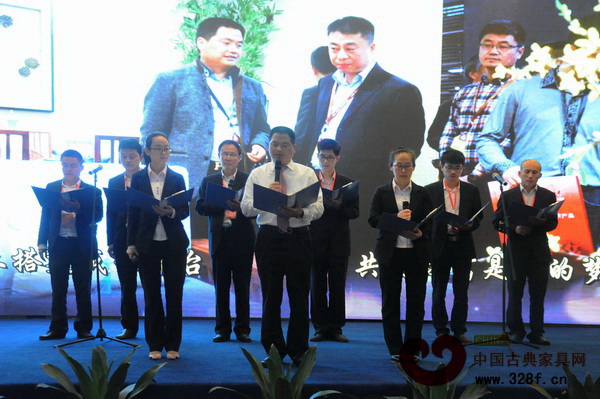 晚宴上，董事長李忠信與中信紅木營銷團隊表演詩詞朗誦《感恩的心》 