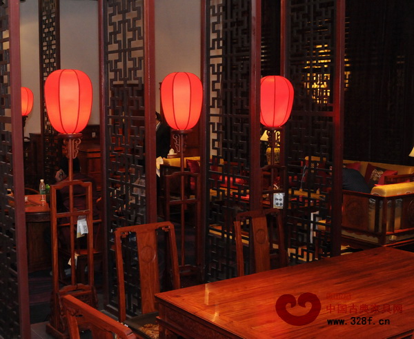 紅色燈籠加紅木燈架組成的中式落地燈,如亭亭玉立的少女(東莞國壽紅木供圖) 紅色燈籠加紅木燈架組成的中式落地燈,如亭亭玉立的少女(東莞國壽紅木供圖)