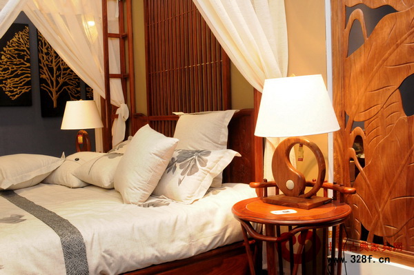 立于床頭的中式臺燈,散發(fā)出柔和而溫馨的光線(中山萊韻達供圖) 立于床頭的中式臺燈,散發(fā)出柔和而溫馨的光線(中山萊韻達供圖)