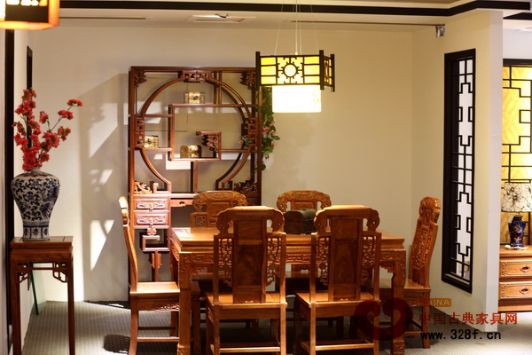 木質(zhì)燈框的中式吊燈用以裝飾居室餐廳,光線柔和 木質(zhì)燈框的中式吊燈用以裝飾居室餐廳,光線柔和