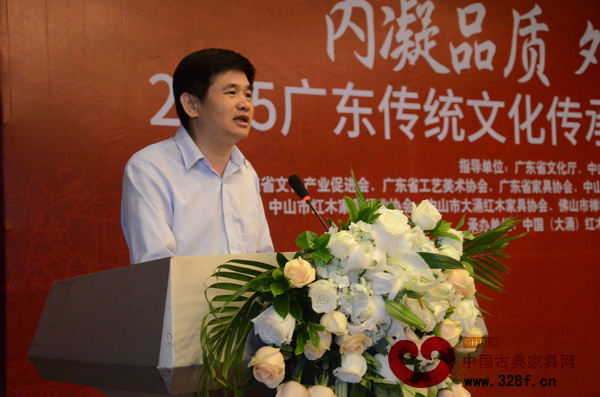 中山市大涌鎮(zhèn)黨委委員謝巧明作了《傳統(tǒng)特色文化產(chǎn)區(qū)轉(zhuǎn)型發(fā)展之路——紅木產(chǎn)業(yè)》主題演講 中山市大涌鎮(zhèn)黨委委員謝巧明作了《傳統(tǒng)特色文化產(chǎn)區(qū)轉(zhuǎn)型發(fā)展之路——紅木產(chǎn)業(yè)》主題演講