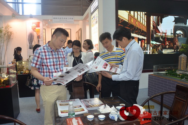 中山市大涌鎮(zhèn)黨委委員謝巧明(右一)、大涌鎮(zhèn)經(jīng)信局局長鄭獻(xiàn)輝(左一)與弘木傳媒CEO林偉華交流《大涌紅木報》對中山紅木文化推廣的促進(jìn)作用 中山市大涌鎮(zhèn)黨委委員謝巧明(右一)、大涌鎮(zhèn)經(jīng)信局局長鄭獻(xiàn)輝(左一)與弘木傳媒CEO林偉華交流《大涌紅木報》對中山紅木文化推廣的促進(jìn)作用