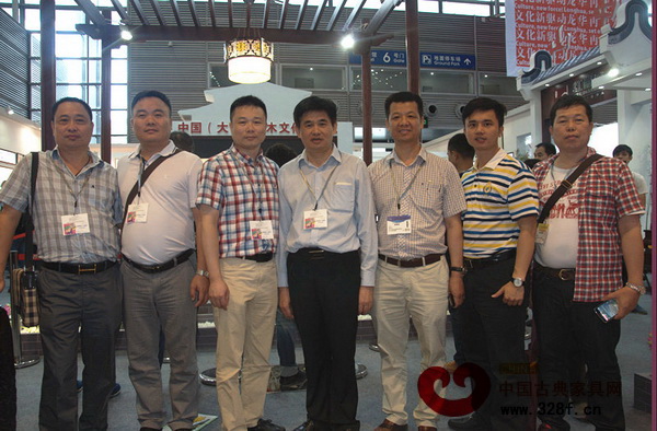 中山市大涌鎮(zhèn)黨委委員謝巧明（左四）、大涌鎮(zhèn)經(jīng)信局局長(zhǎng)鄭獻(xiàn)輝（左三）與大涌、沙溪紅木家具企業(yè)代表在中山館合影