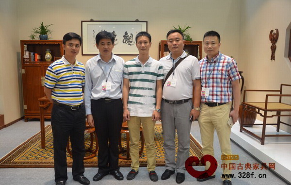 中山市大涌鎮(zhèn)黨委委員謝巧明(左二)、大涌鎮(zhèn)經(jīng)信局局長鄭獻(xiàn)輝(右一)、弘木傳媒CEO林偉華(左一)、地天泰紅木董事長許貴祿(右二)參觀區(qū)氏臻品并與區(qū)氏臻品總經(jīng)理區(qū)錦澤(中)合影 中山市大涌鎮(zhèn)黨委委員謝巧明(左二)、大涌鎮(zhèn)經(jīng)信局局長鄭獻(xiàn)輝(右一)、弘木傳媒CEO林偉華(左一)、地天泰紅木董事長許貴祿(右二)參觀區(qū)氏臻品并與區(qū)氏臻品總經(jīng)理區(qū)錦澤(中)合影