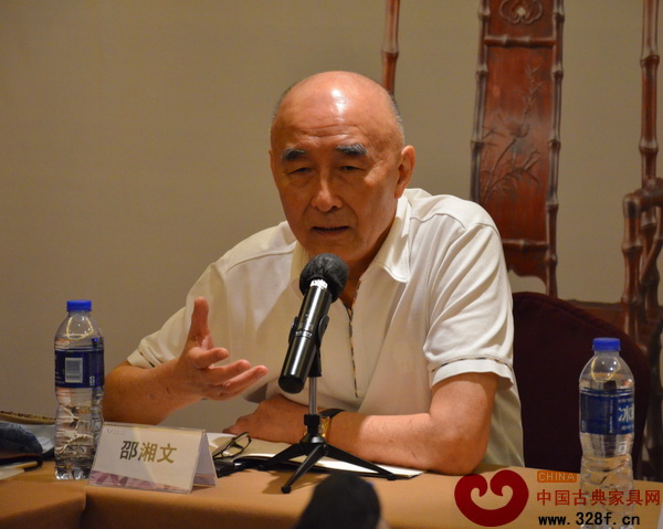 中國傳統(tǒng)工藝大師、泰和園董事長邵湘文對泰和園“當(dāng)代君子”竹節(jié)椅進(jìn)行介紹