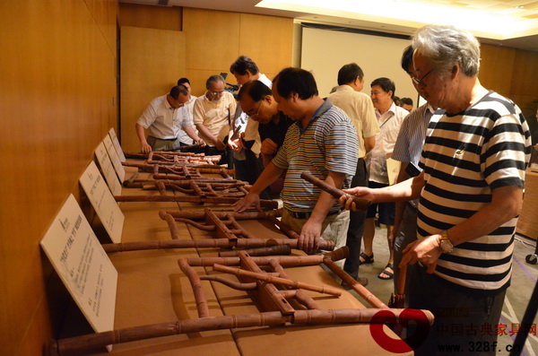 眾專家現(xiàn)場仔細(xì)觀看泰和園“當(dāng)代君子”竹節(jié)椅的制作演變過程及工藝