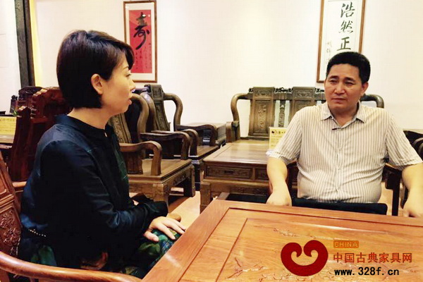 《健康大本營(yíng)》主持人雨晨與唐明居紅木董事長(zhǎng)胡高華（右）交流節(jié)目拍攝工作