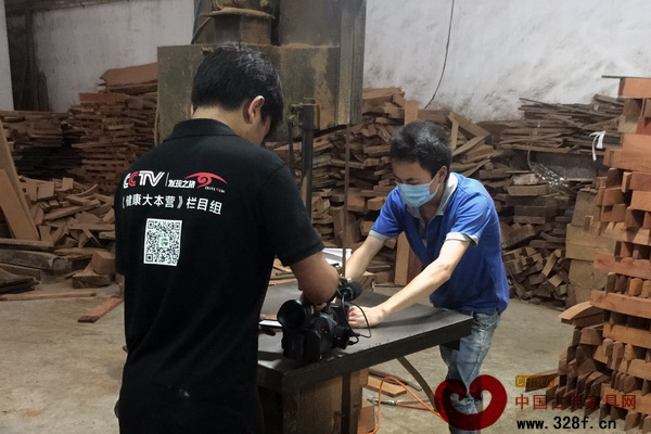 CCTV發(fā)現(xiàn)之旅《健康大本營(yíng)》攝制組走進(jìn)唐明居紅木生產(chǎn)車間，記錄紅木家具生產(chǎn)流程