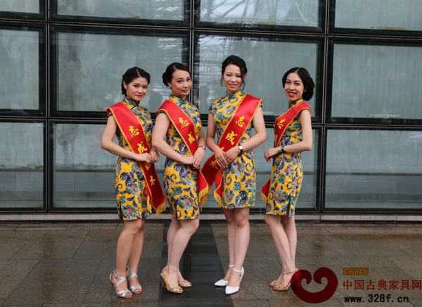身著旗袍的志成紅木銷售顧問參與旗袍秀活動(dòng) 身著旗袍的志成紅木銷售顧問參與旗袍秀活動(dòng)