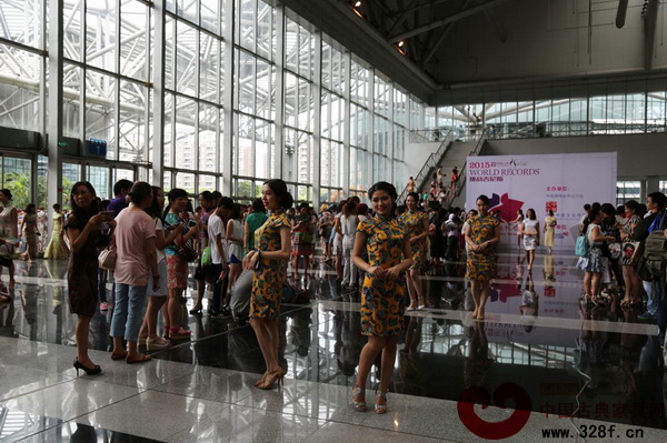 志成紅木銷售顧問著旗袍在活動(dòng)現(xiàn)場(chǎng)走秀 志成紅木銷售顧問著旗袍在活動(dòng)現(xiàn)場(chǎng)走秀